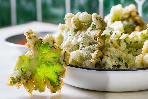 מושלם לנשנוש מול סרט. קייל בטמפורה עם רוטב ויניגרט תאילנדי // צילום וסטיילינג: איתיאל ציון